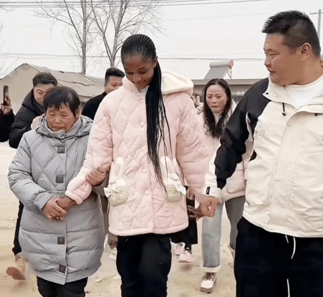 36岁网红谢帅花1.2万娶非洲大学生！对方年仅19岁，模样似关晓彤