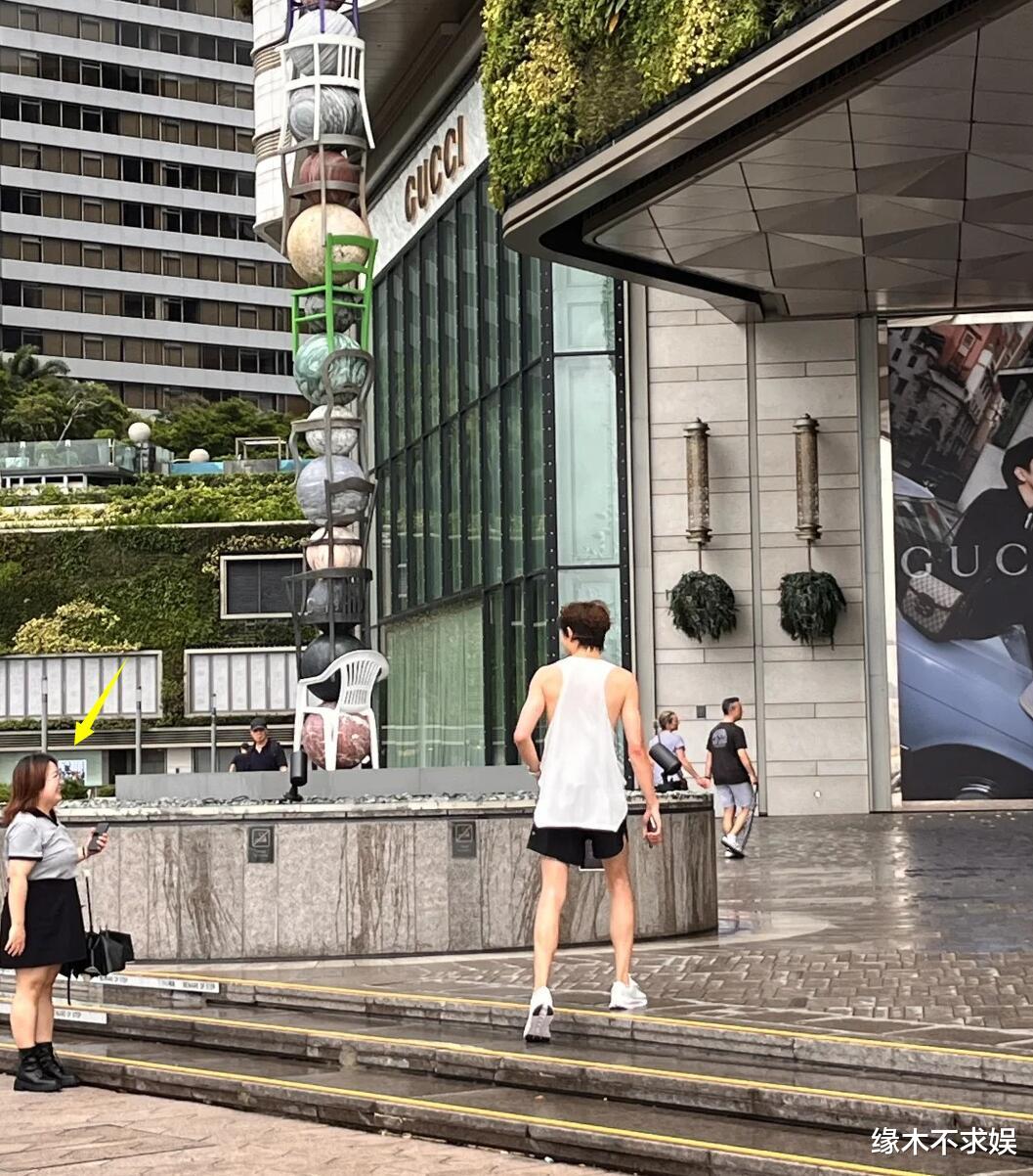 36岁林更新被偶遇，瘦到脱相认不出，腿上全是伤显病态！