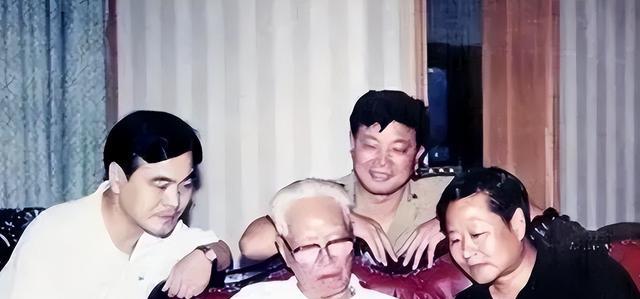 她曾是央视美女主持人,与军委副主席之子离婚后,如今成知名画家