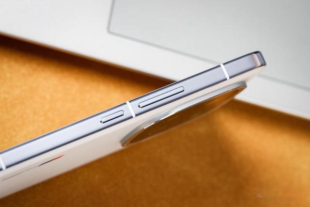 iQOO13外观图赏:直屏中框设计搭配会发光的镜头模组