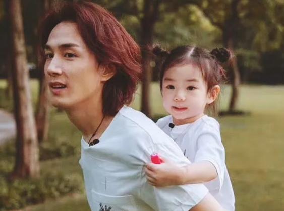 戚薇一家人美国度假,2岁二胎儿子首曝光,模样比姐姐还像妈妈!