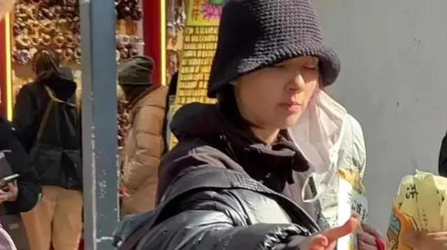 向佐郭碧婷出门被偶遇，夫妻素颜出镜略显邋遢，男方终于不再女装