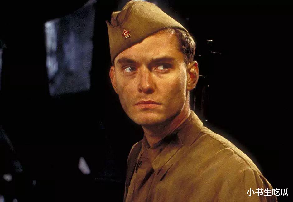 裘德洛真的是不抗老,和妻子像两代人,还好女儿遗传他的高颜值