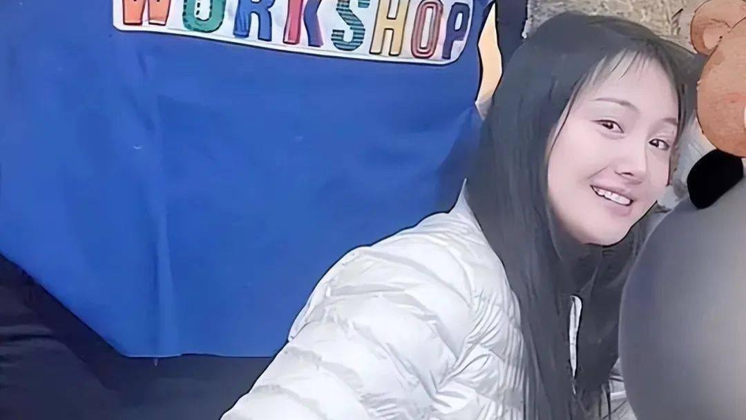 郑爽晒新照：过圣诞节布置得略显冷清，总发文案怀念当明星的生活