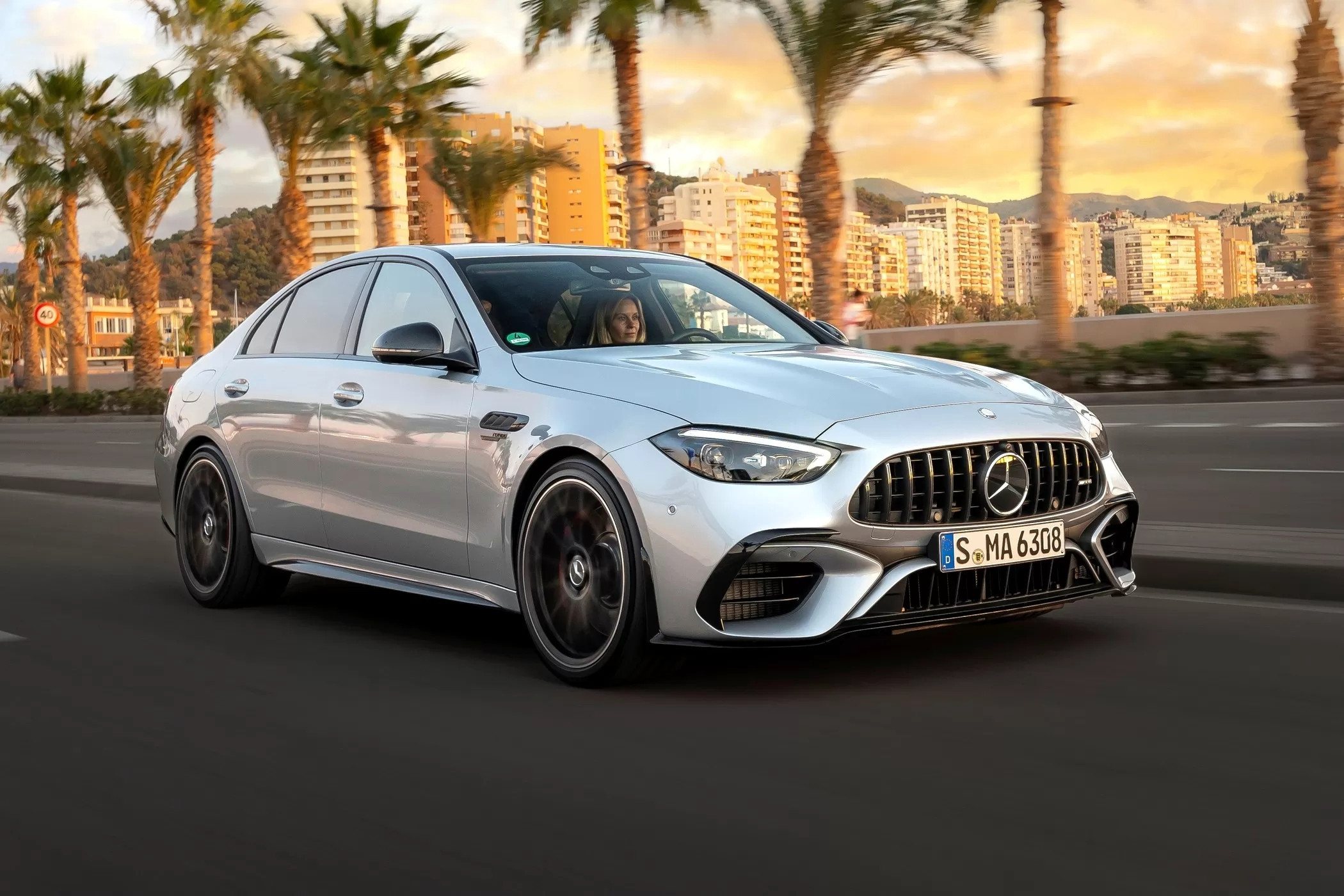 改装厂将梅赛德斯-AMG C 63 S 的混合动力系统去掉，换上 V8 发动机