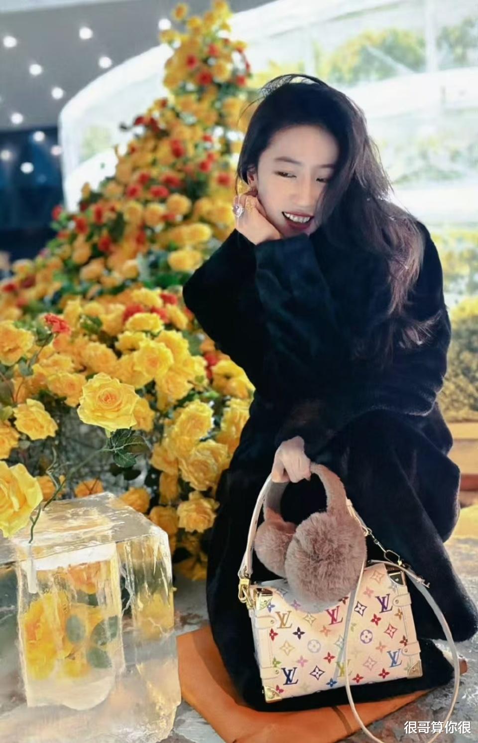 刘亦菲打卡冰封黄玫瑰,雪景美照如梦中情人,黑貂皮大衣美爆了!