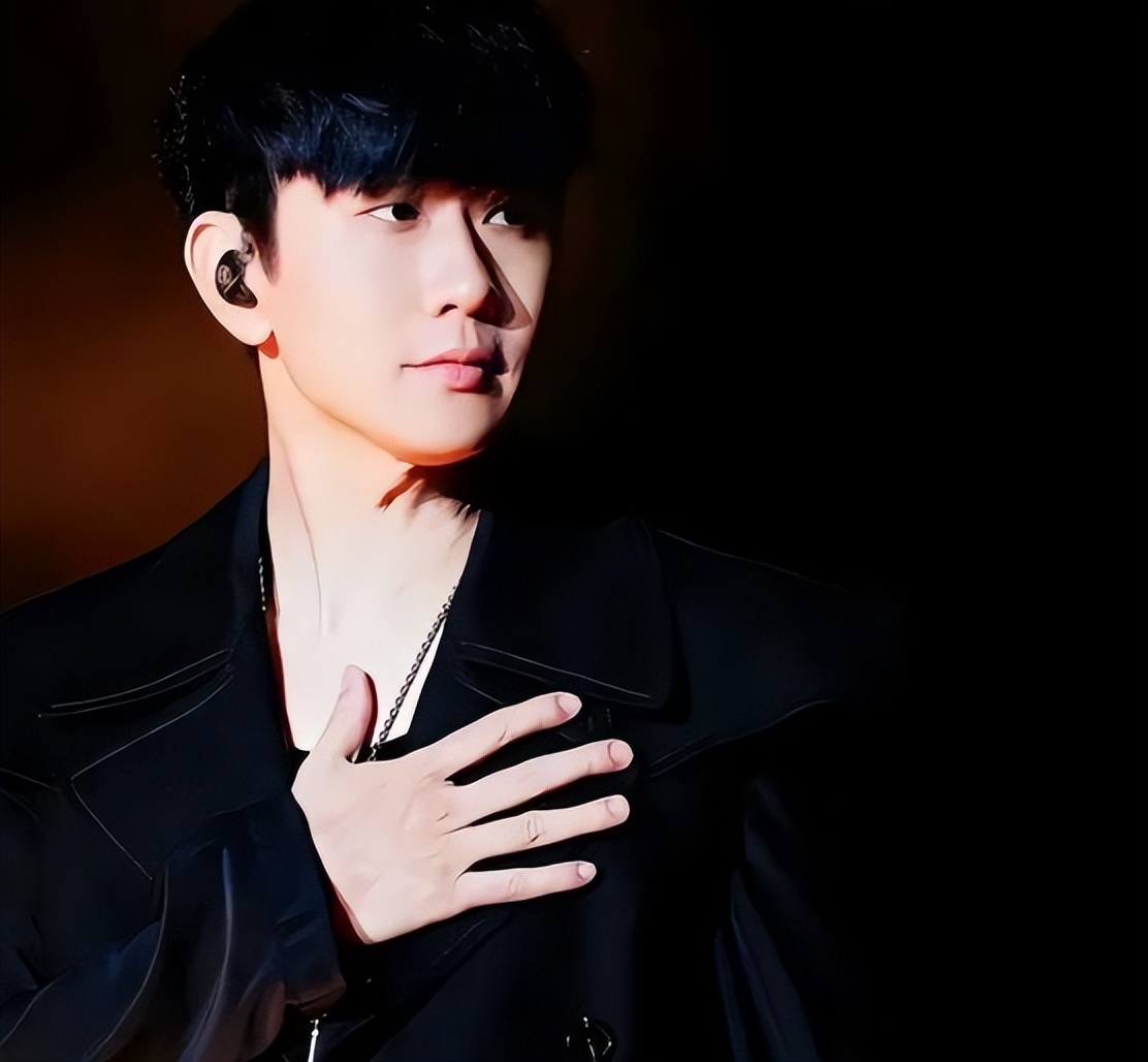 塌房警报!43岁林俊杰爱上01年擦边女网红,20年铁粉发万字文脱粉