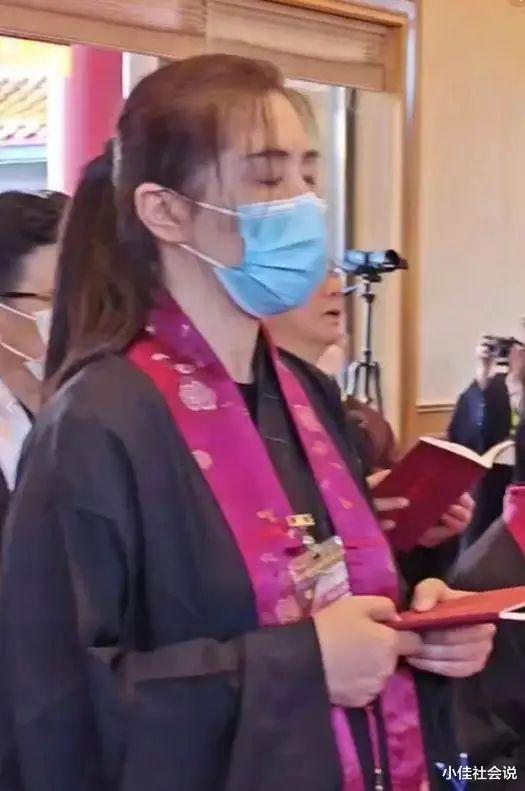 57岁王祖贤近照曝光，车祸后遗症明显鼻唇变样，至今单身被劝信佛