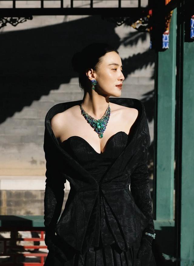 被张颂文捏胸,和胡军车震,情史混乱的她,43岁靠实力洗白