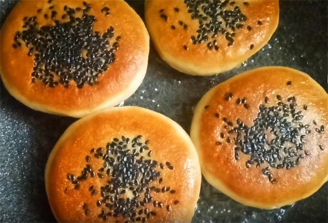 发面芝麻豆沙饼，柔软蓬松吃不够，做法详细教给你，看完你也会做