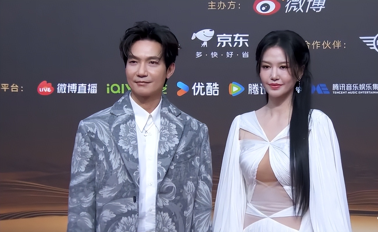 微博盛典，王心凌变样，周慧敏如美神降临，我却被李宇春大腿惊艳了