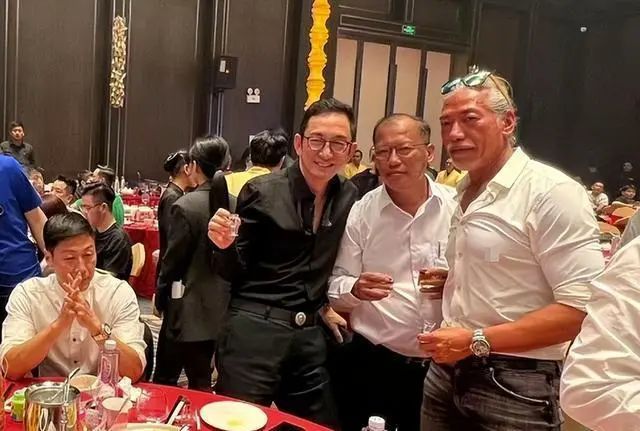 多位港星参加饭局!张耀扬敬酒懂江湖规矩,吴启华喝嗨了脸色通红