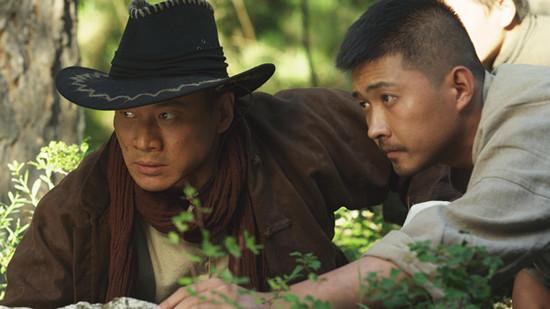 54岁“武松”丁海峰曝光:在美国树林砍柴烤肉,美国豪宅尽显气派