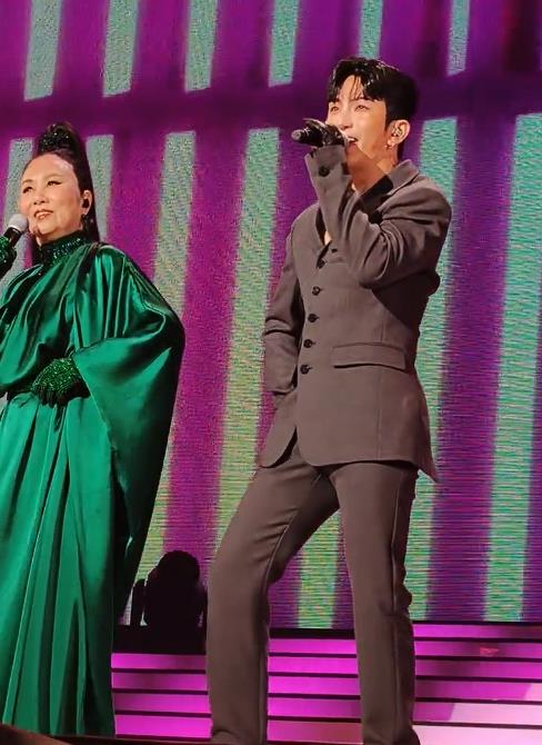 77岁了也要开演唱会捞金?路走不利索又无儿无女,汪明荃图什么?