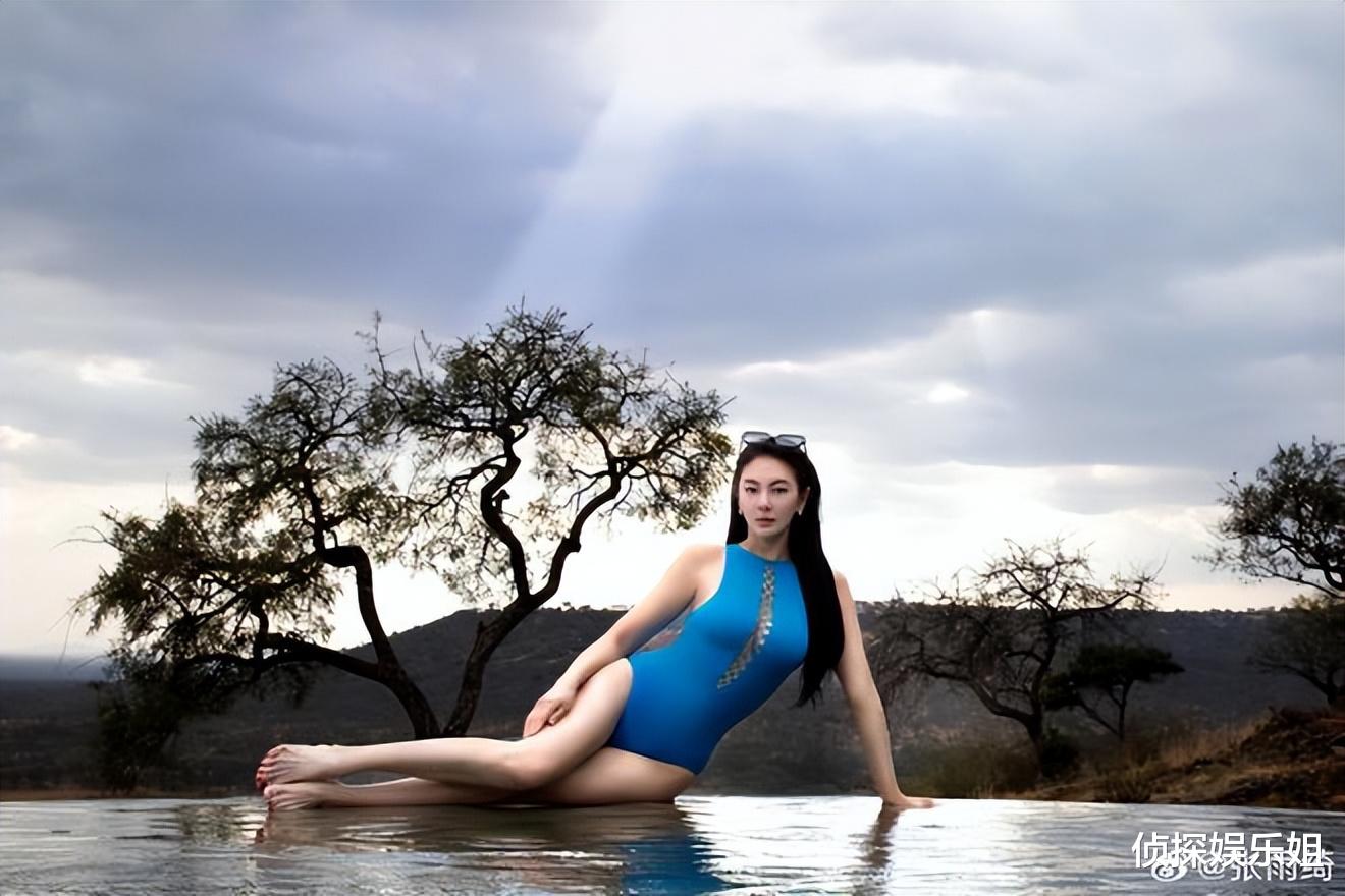 36岁张雨绮好耿直,大方晒出腰间赘肉,手捏“游泳圈”超接地气