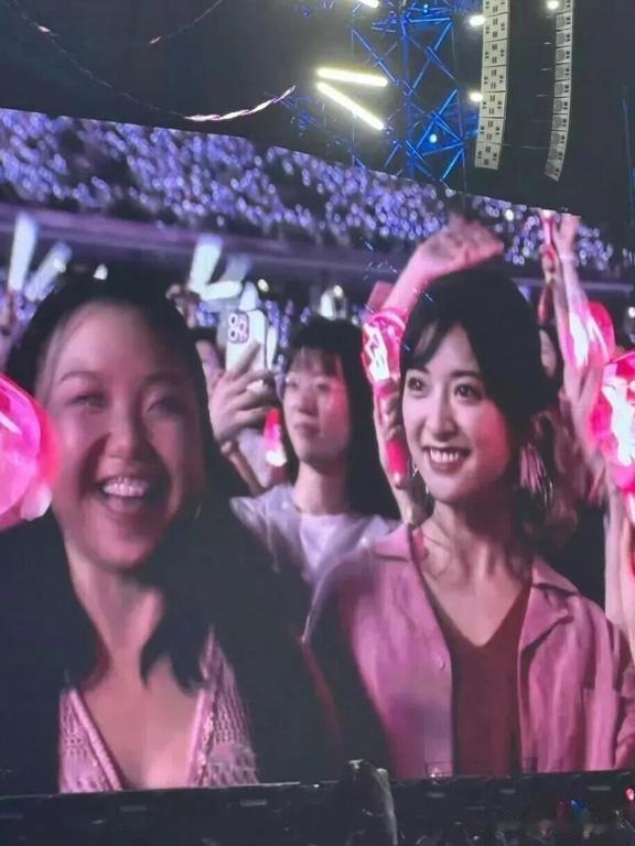听个演唱会也能上热搜,美貌终于得到证实!果然美女是对比出来的