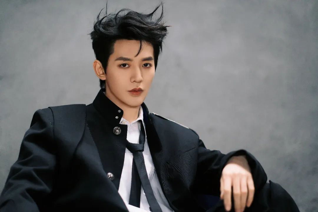 邓为生日大片掀起狂潮!热血高校风迷倒众生,魅力难挡引发热议!