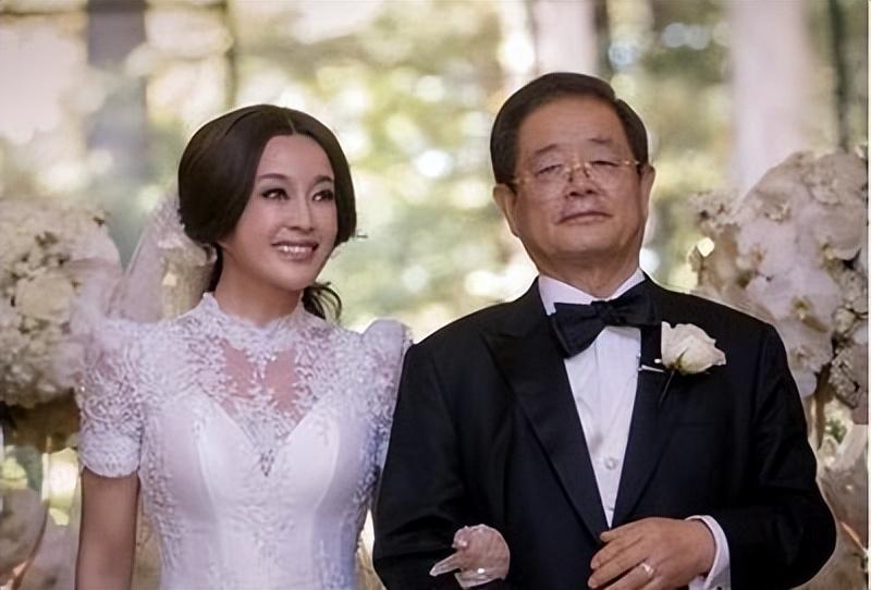 当71岁刘晓庆和74岁王馥荔同框,科技脸对比下,才知自然老去多美