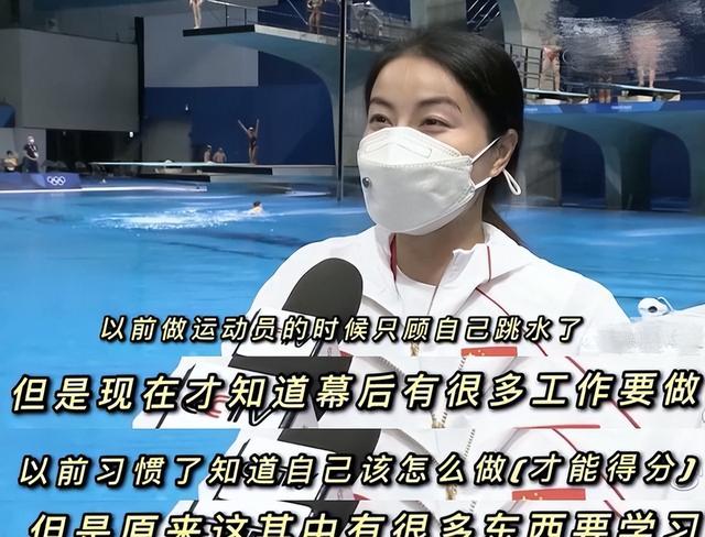 记者问霍启刚:你太太漂亮,还是妈妈漂亮?他的回答,堪称完美!