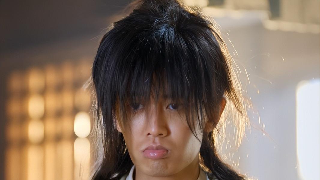 34岁任嘉伦，他的危机才刚刚开始