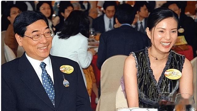 被富商“白嫖”10年,还倒贴上亿,58岁不婚不育的李若彤,后悔吗