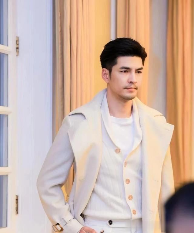 来看看龚俊和徐峰的精彩瞬间，他们俩曾经也合作过，演技精湛。