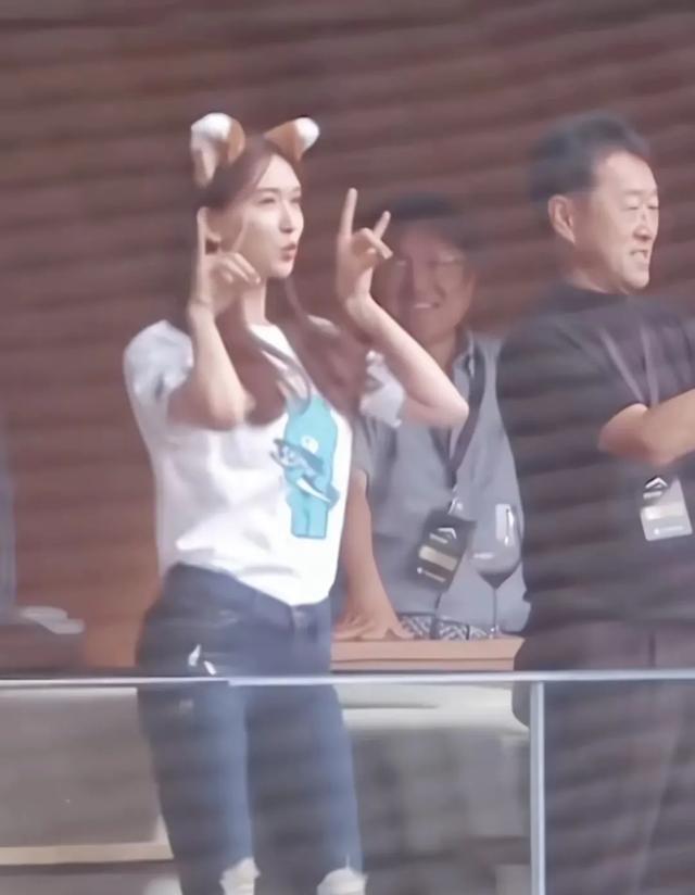 林志玲做棒球赛开球嘉宾,戴狐狸耳眨眼卖萌,身边大叔都看直眼了