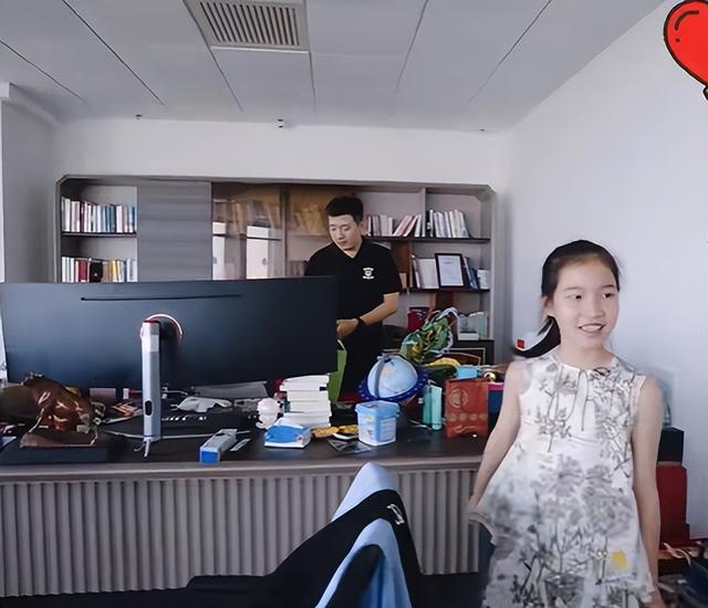 张雪峰和小7岁博士妻子首次公开同框,网友:两人看起来像不熟