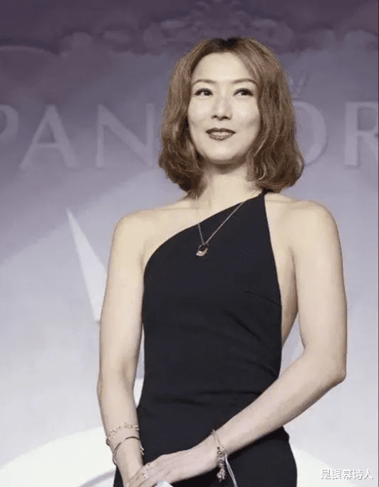 51岁郑秀文发胖后美出新高度