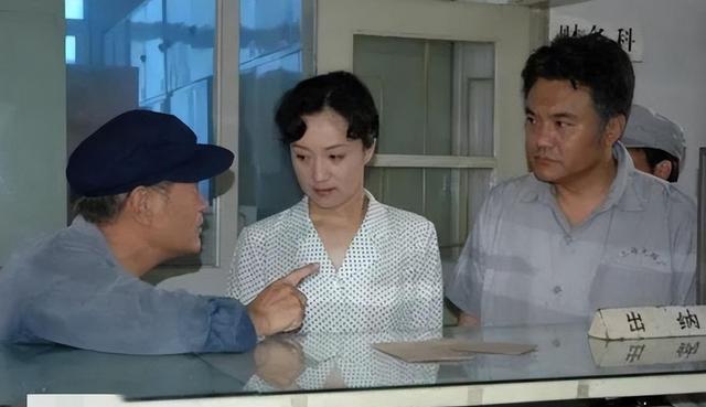 杨昆：别墅被拍卖，退休金2500，59岁无儿无女为夫还债，现怎样了