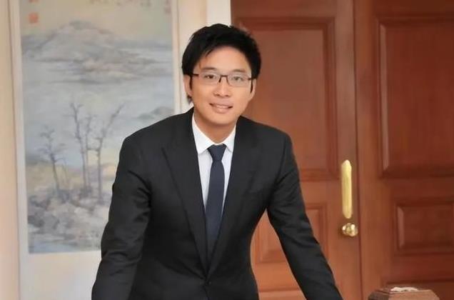 霍启山与章子怡：从慈善晩会的邂逅到名但闪耀的星光