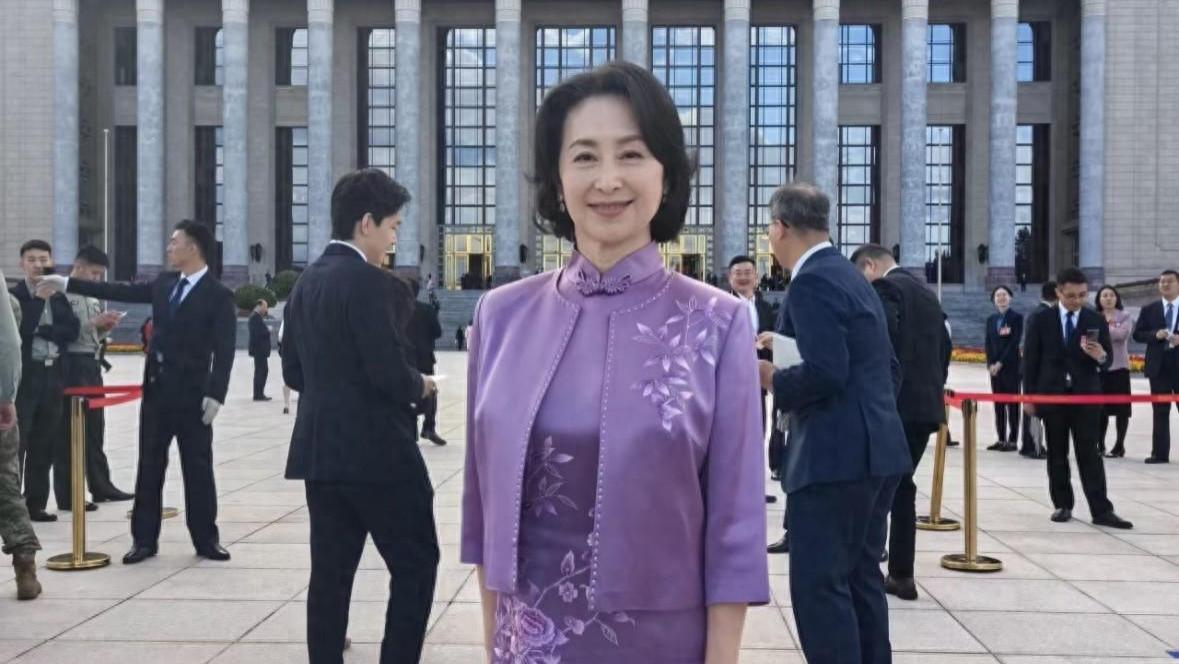 香港名流齐聚国庆招待会，何超琼穿旗袍好端庄，霍启山国徽前留影