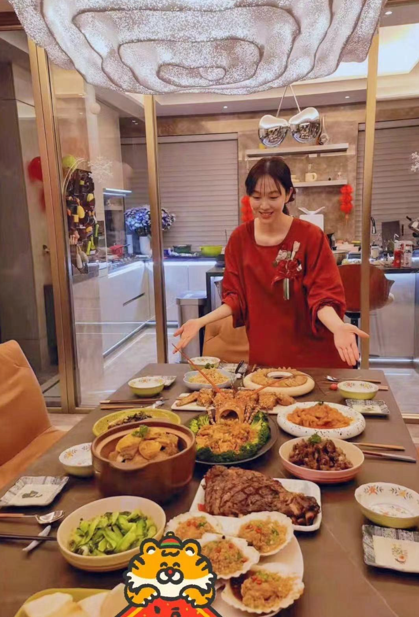 姜妍被曝结婚多年,丈夫帅气正面的照片被曝光,是北京某银行支行行长