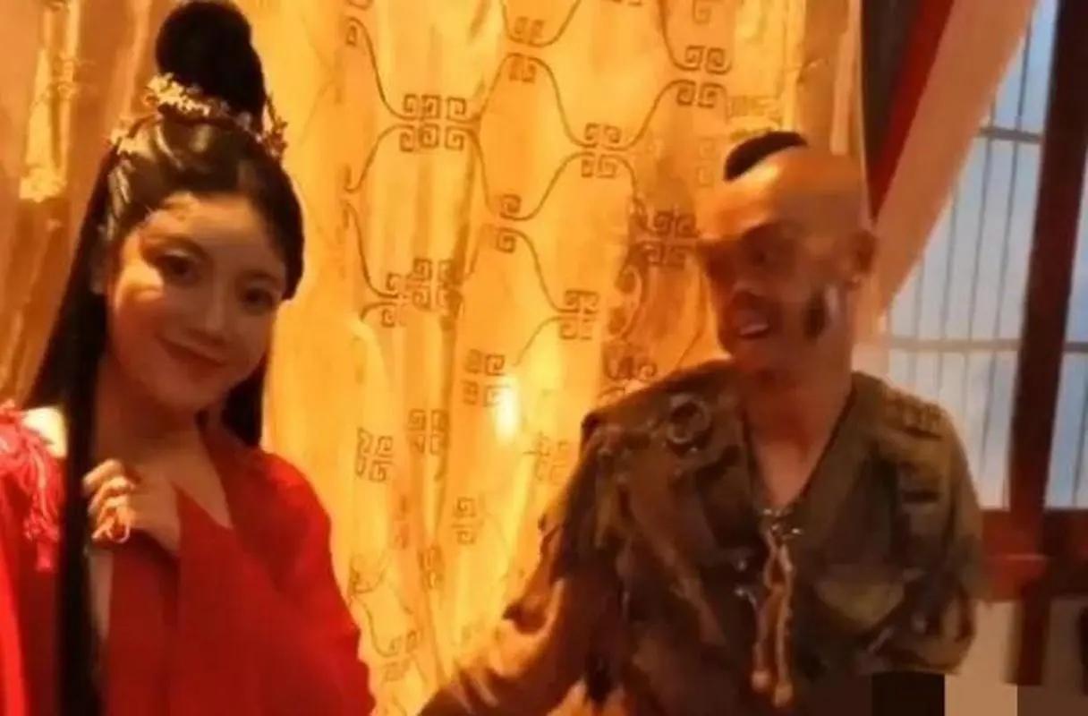 癞蛤蟆专吃天鹅肉!“妖魔”演员李平安,长相怪异却得“美艳”妻