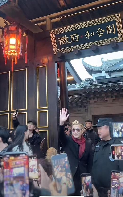 方媛在舅舅2千万农庄第二天：顾客排队和郭富城合影，岳母太泼辣