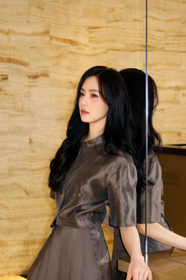 刘诗诗大地色穿搭温婉动人