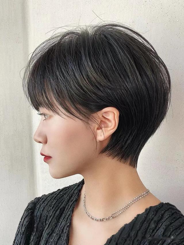 女发别乱剪，最值得尝试还是层次短发，动感还时尚