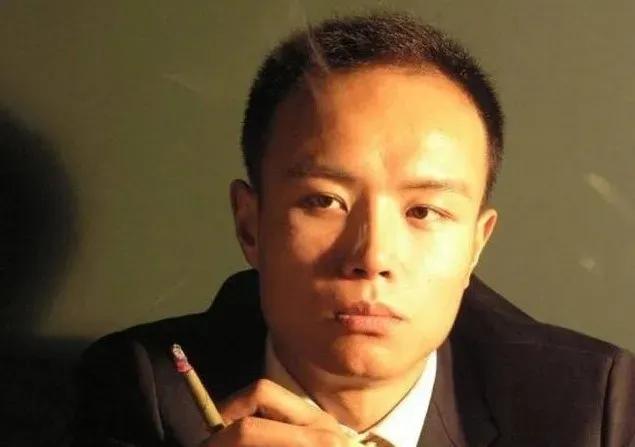 怒怼宁静，强吻谢娜，败光人缘移居美国，48岁乐嘉后悔了吗？