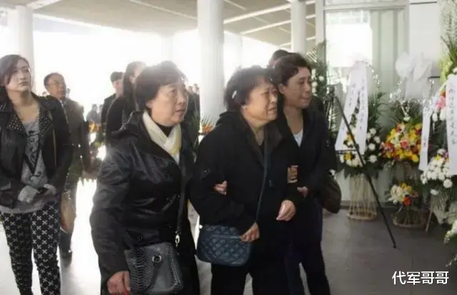 原来他早已离世！照顾患癌妻子43年，自己却不幸猝死片场