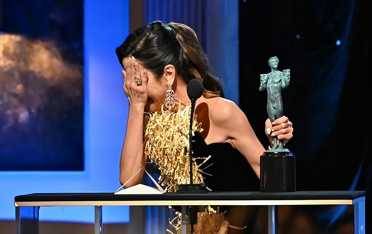 杨紫琼奥运颁奖争议：手势引发光明会猜测，公众反应各异