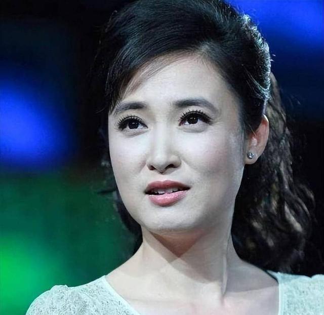 《海峡两岸》主持桑晨,原来是这位大明星的孩子,难怪长这么漂亮