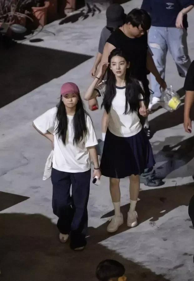 白敬亭章若楠《难哄》路透曝光,校园风穿搭甜度爆表,期待正片!