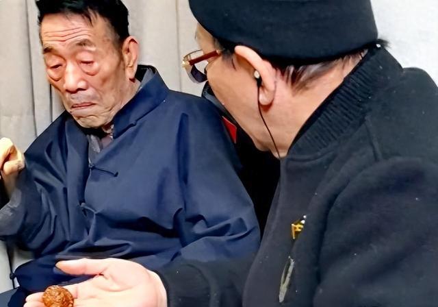 93岁杨少华酒肉不断、华子不离身，却仍骨瘦如柴，是福还是灾？