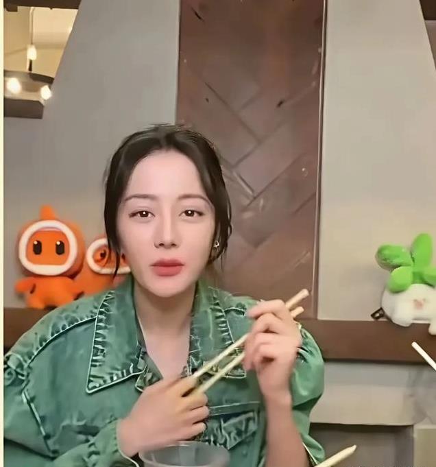 无滤镜现原形,热巴香肠嘴,高圆圆两层游泳圈,杨坤成行走的石像