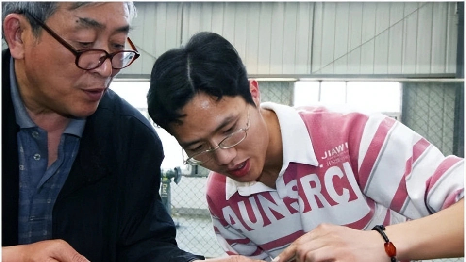 老板让公司老师傅带徒弟，每月涨3000元工资，半年后老师傅懵了