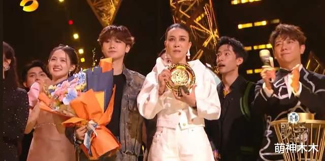 |那英拿下歌王瞬间，众人表情耐人寻味，业内评其历届唱功最弱歌王