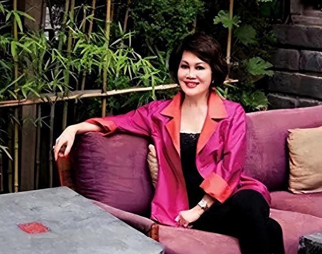 稳坐春晚前排20年，一人住7层别墅，74岁仍单身，马云都巴结她