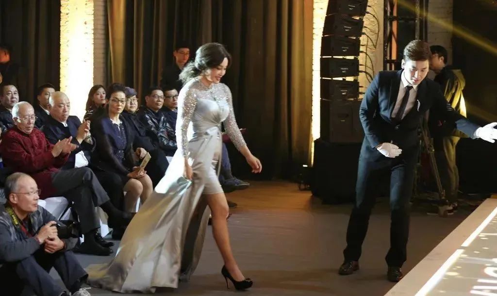 刘晓庆终究抗住不70岁高龄!裹身开叉裙虽穿出少女身材,可浓妆脸却老得像奶奶