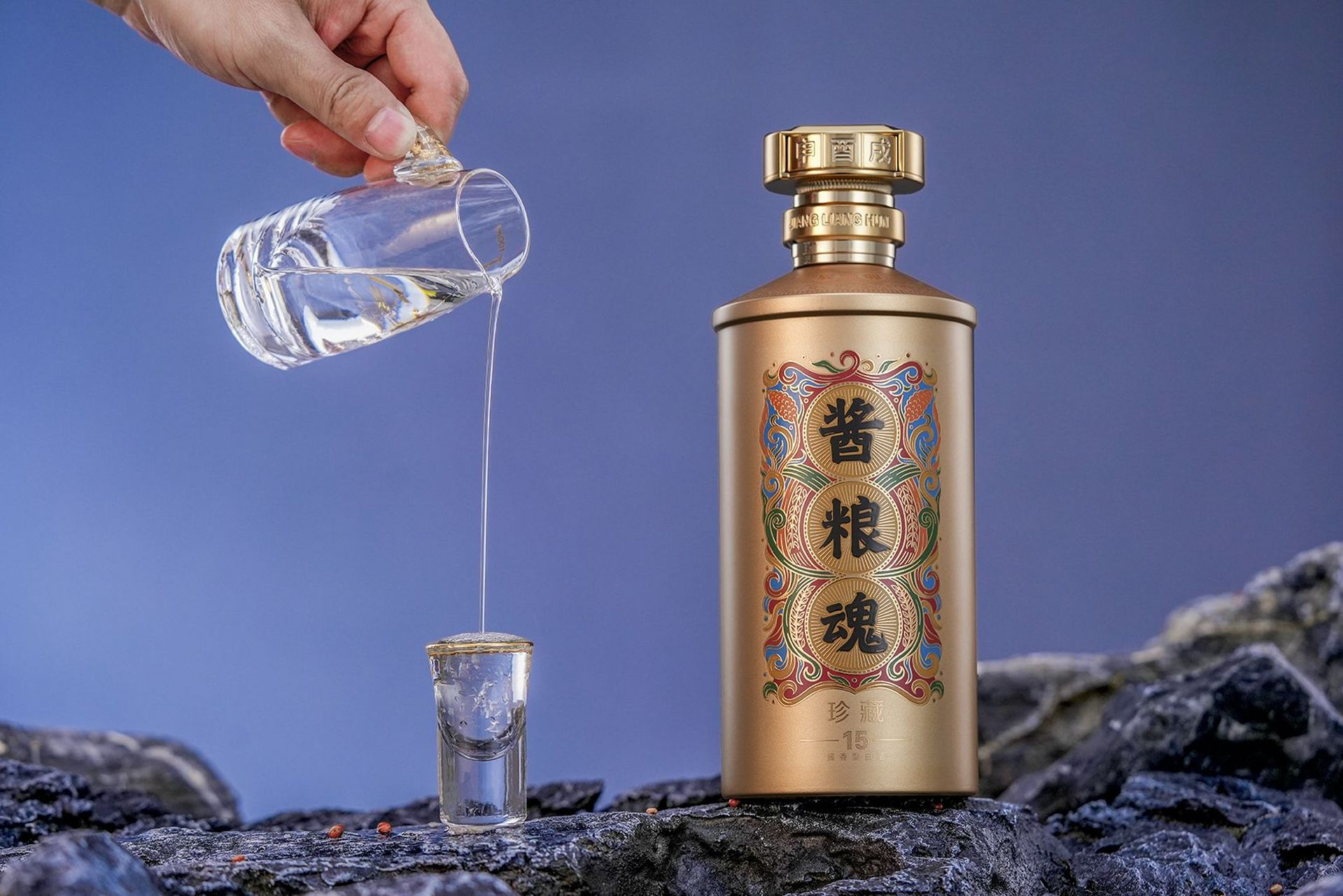 酒精酒明明人人喊打，为何牛栏山还能年销10亿，只因其价格低廉？