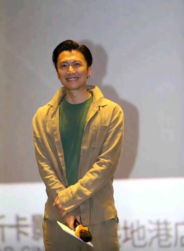 谢霆锋西安行的造型再度圈粉:“叠穿法”打扮,看似简单却很酷帅